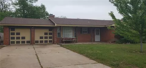 2412 Bellaire Dr, Moore, OK 73160