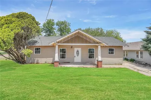 821 W 6th St, Elk City, OK 73644