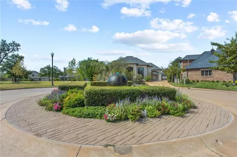 2407 NW Grand Ct, Nichols Hills, OK 73116
