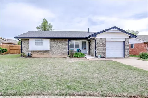 912 Willow Brook Dr, Midwest City, OK 73110