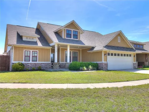 2120 Avondale Dr, Moore, OK 73160