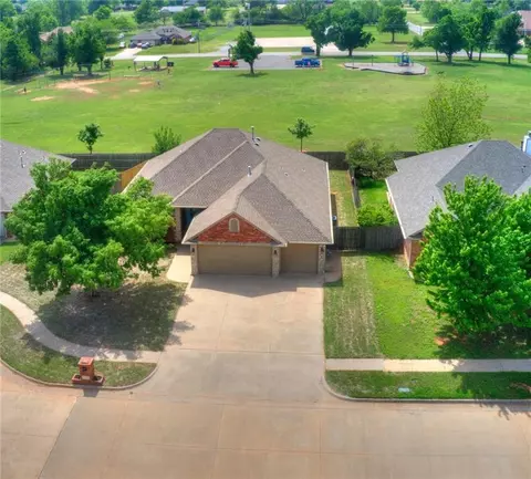 1125 S Oakey Dr, Mustang, OK 73064