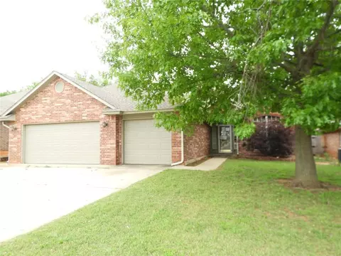 2108 NE 4th St, Moore, OK 73160