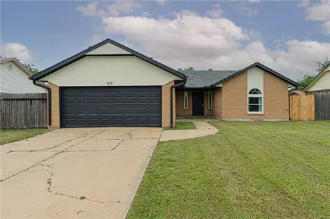 621 SW 25th St, Moore, OK 73160