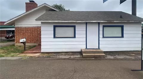 1013 W 3rd St, Elk City, OK 73644