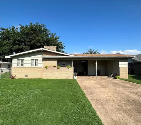 1913 N Flamingo Ln, Altus, OK 73521