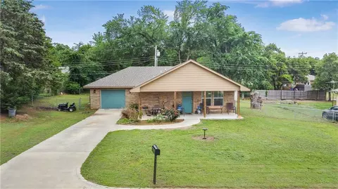 2908 Maple Ln, Edmond, OK 73034
