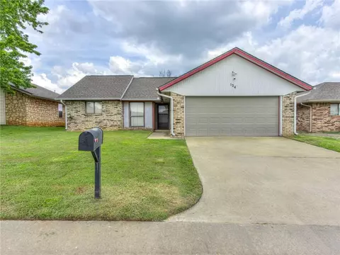 124 Oak Tree Ln, Midwest City, OK 73130