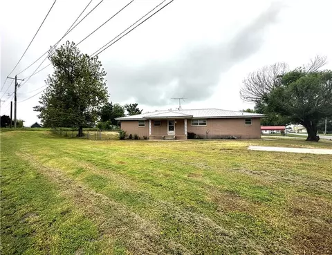 105 E Maple St, Tuttle, OK 73089 photo 2