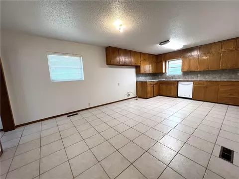 105 E Maple St, Tuttle, OK 73089 photo 7