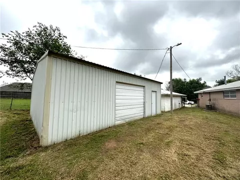 105 E Maple St, Tuttle, OK 73089 photo 24