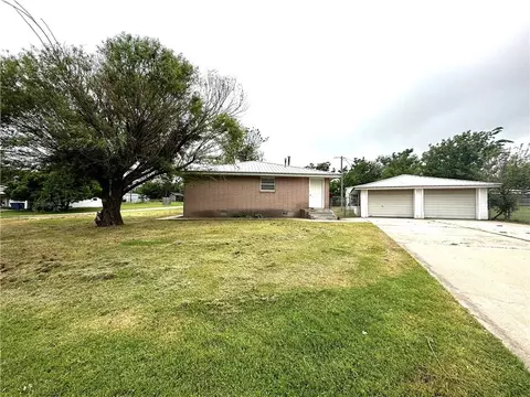 105 E Maple St, Tuttle, OK 73089 photo 3