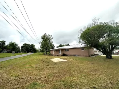 105 E Maple St, Tuttle, OK 73089 photo 4
