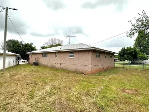 105 E Maple St, Tuttle, OK 73089 photo 28