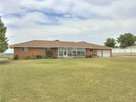 10311 N Airport Rd, Clinton, OK 73601