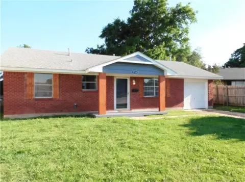 716 NW 2nd St, Moore, OK 73160