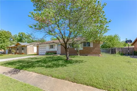 600 Meadowlake Dr, Noble, OK 73068