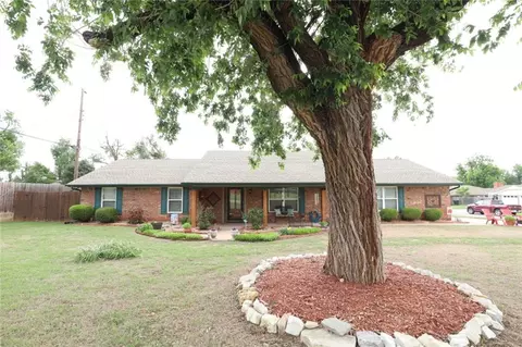 6200 N Grove Ave, Warr Acres, OK 73122
