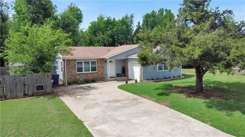 140 E Juniper Ln, Mustang, OK 73064 photo 2