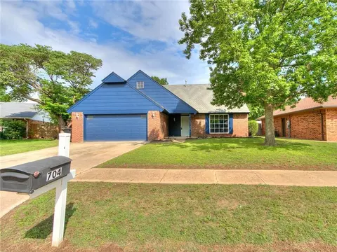 704 N Briarcliff Dr, Moore, OK 73170