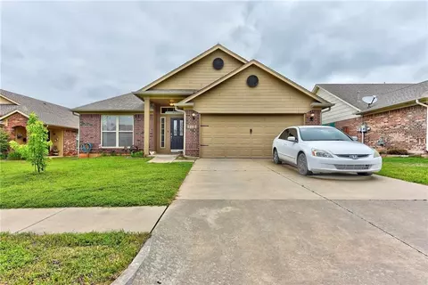 2113 SE 8th St, Moore, OK 73160