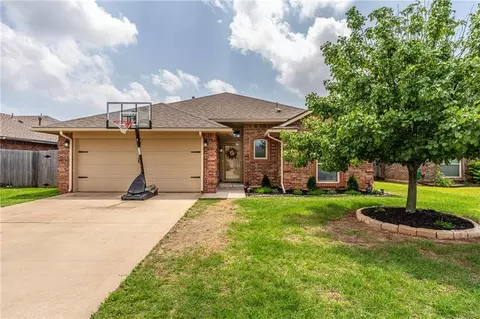 508 SW 44th St, Moore, OK 73160