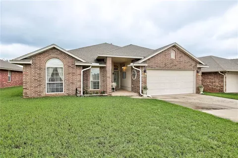 1616 Jordan Dr, Moore, OK 73160