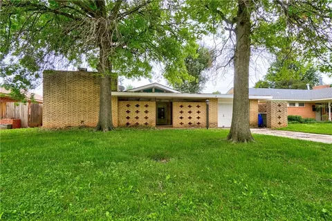 2404 Barclay Rd, The Village, OK 73120