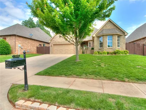 3442 Cheyenne Villa Cir, Edmond, OK 73013