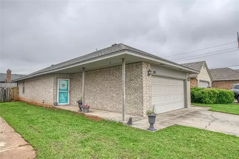 812 NE 17th Ct, Moore, OK 73160