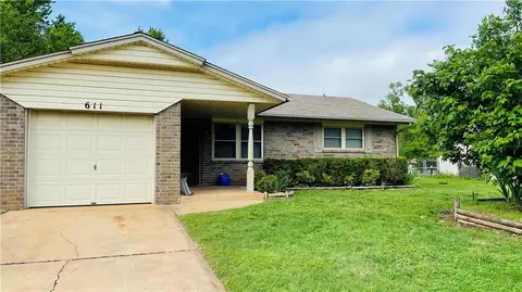 611 W Forest Dr, Mustang, OK 73064