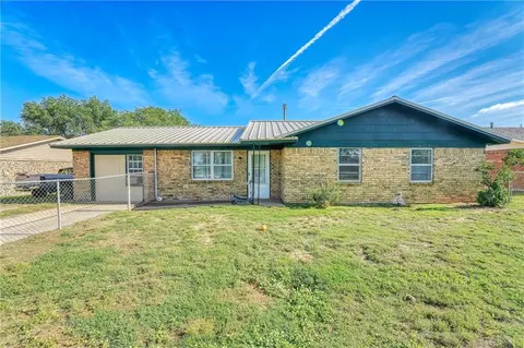 1021 E Tyler St, Mangum, OK 73554