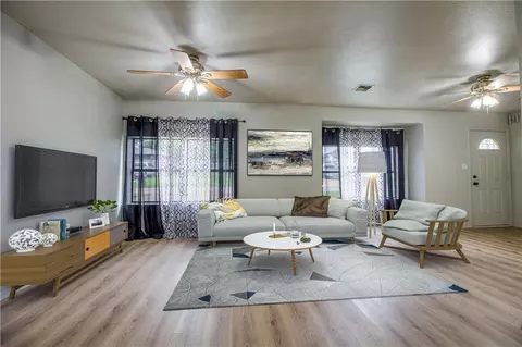 910 Mockingbird Ln, Purcell, OK 73080
