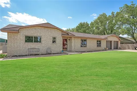 619 N Sheb Wooley Ave, Erick, OK 73645 photo 3