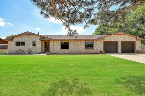 619 N Sheb Wooley Ave, Erick, OK 73645