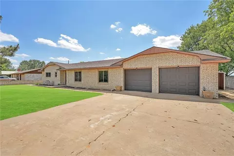 619 N Sheb Wooley Ave, Erick, OK 73645 photo 2