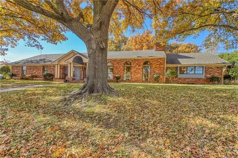 2810 Country Club Dr, Chickasha, OK 73018