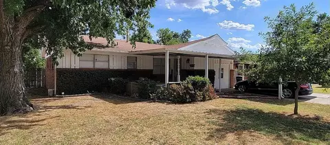 104 NE 9th St, Moore, OK 73160