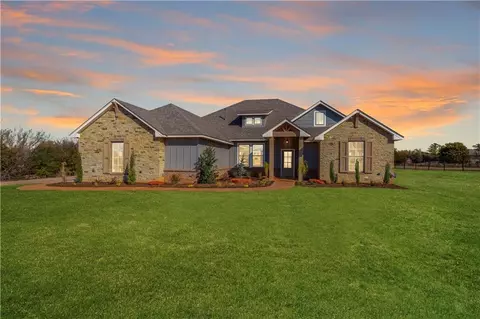 10240 Oakwood Dr, Edmond, OK 73025