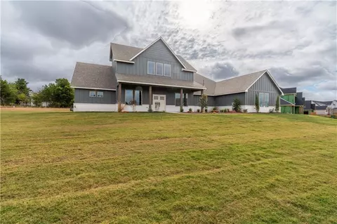 9921 Oakwood Dr, Edmond, OK 73025