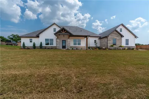 10201 Oakwood Dr, Edmond, OK 73025