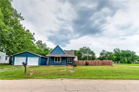 322 S Dewey Ave, Chandler, OK 74834