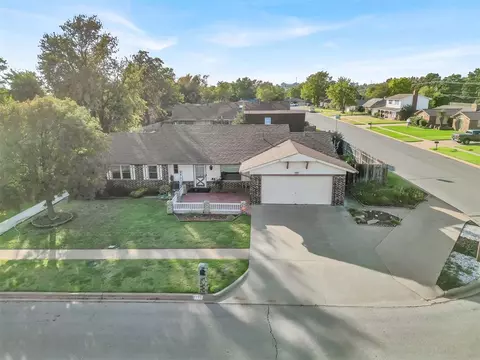 1021 Claremont St, Weatherford, OK 73096