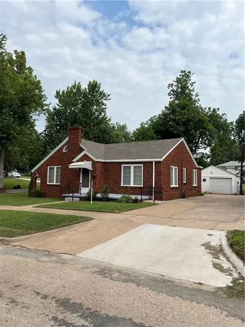 1728 W Virginia Ave, Chickasha, OK 73018