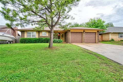 2213 Bellaire Dr, Moore, OK 73160