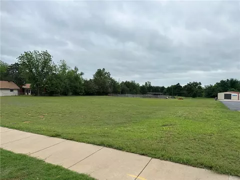 2700 E Danforth Rd, Edmond, OK 73034