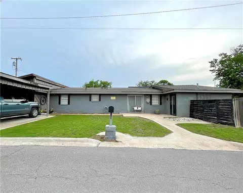 808 N 16th St, Clinton, OK 73601