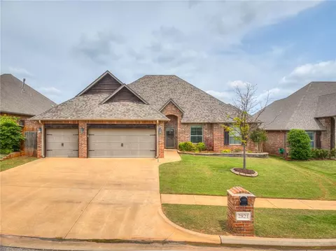 2821 SE 9th St, Moore, OK 73160