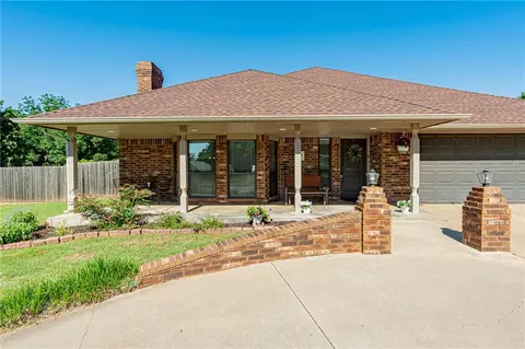 915 Sherwood St, Weatherford, OK 73096