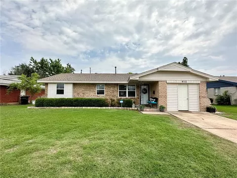 912 W Main St, Moore, OK 73160